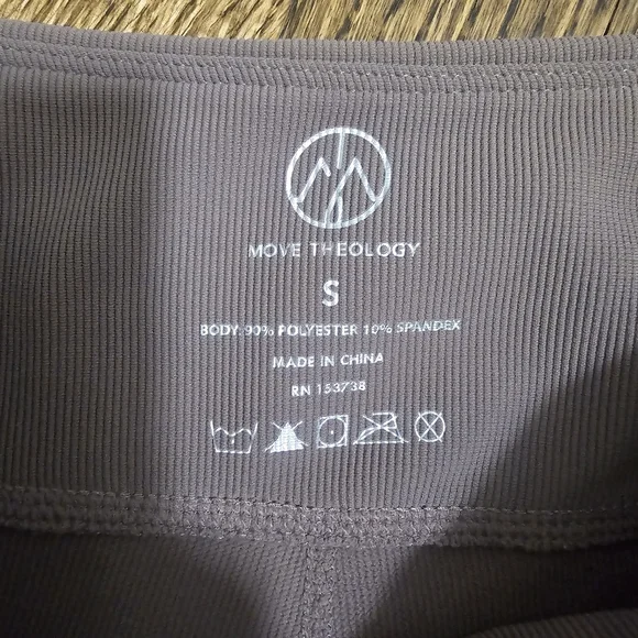 🌟7/25$ MOVE THEOLOGY Ribbed Crossover Waist Mid Rise Flare Yoga Capri - Picture 4 of 6